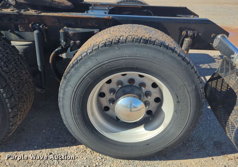 image for item EQ2485 2019 Kenworth T680 semi truck