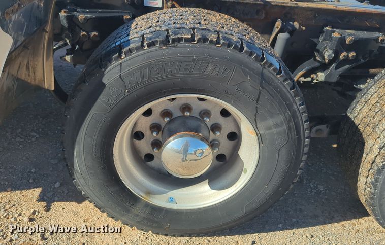 image for item EQ2485 2019 Kenworth T680 semi truck