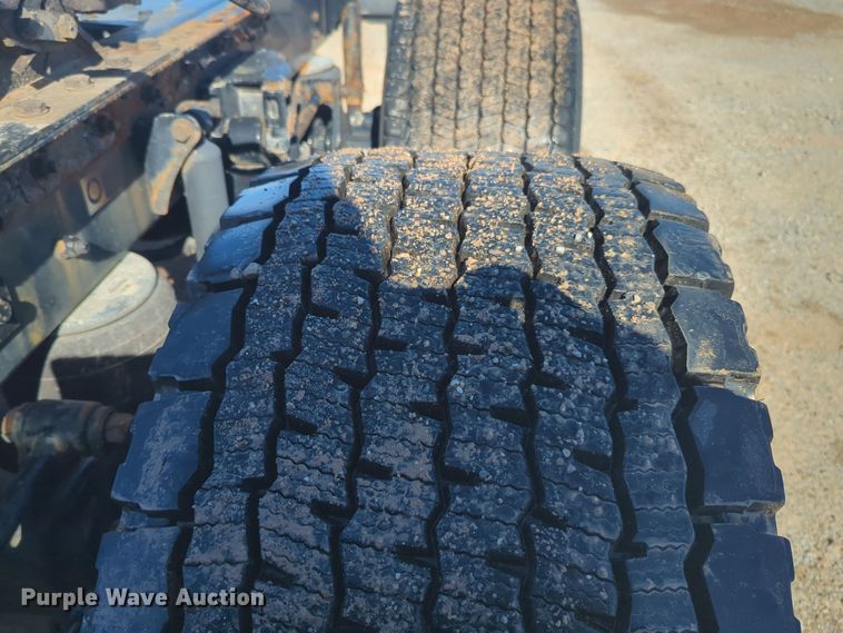 image for item EQ2485 2019 Kenworth T680 semi truck