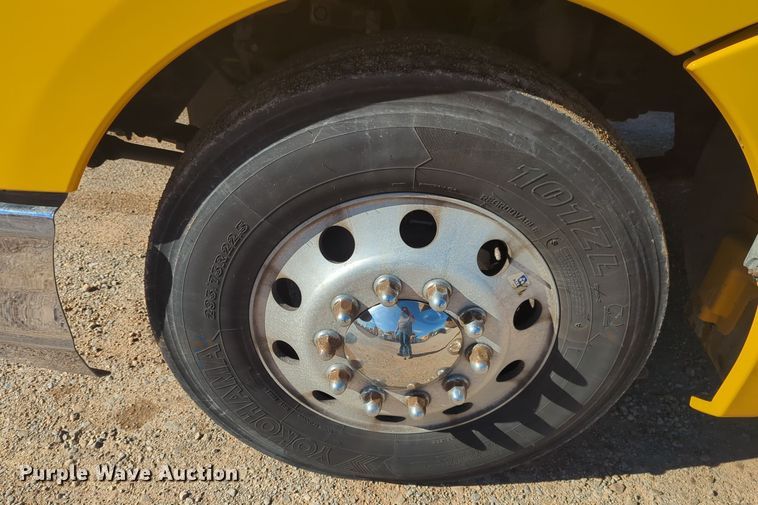 image for item EQ2485 2019 Kenworth T680 semi truck