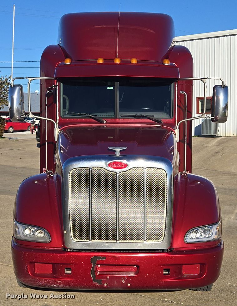 image for item EQ3577 2013 Peterbilt 386 semi truck
