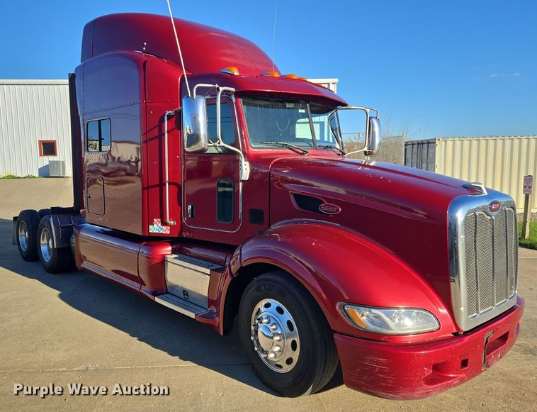 image for item EQ3577 2013 Peterbilt 386 semi truck