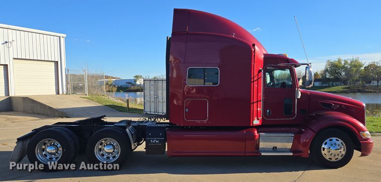 image for item EQ3577 2013 Peterbilt 386 semi truck
