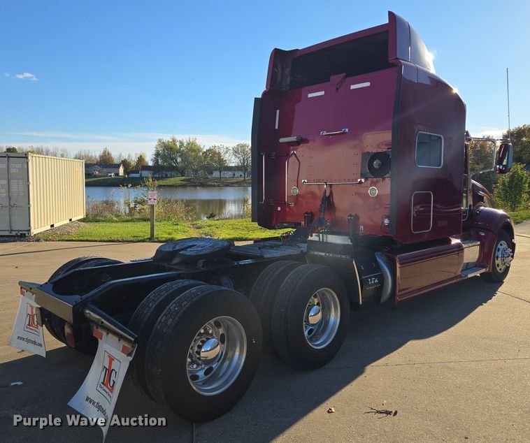 image for item EQ3577 2013 Peterbilt 386 semi truck