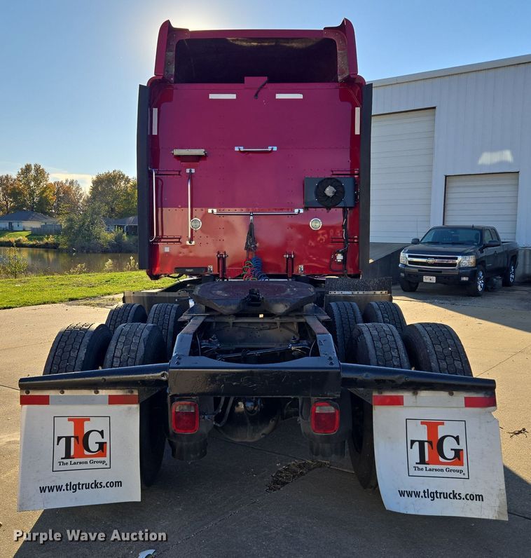 image for item EQ3577 2013 Peterbilt 386 semi truck