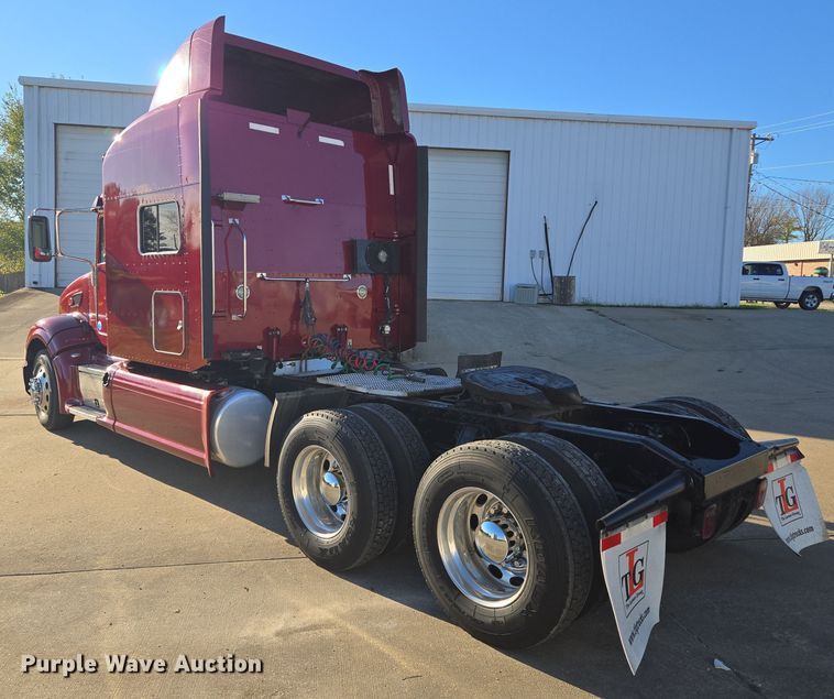 image for item EQ3577 2013 Peterbilt 386 semi truck