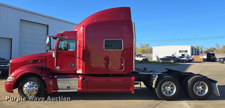 image for item EQ3577 2013 Peterbilt 386 semi truck