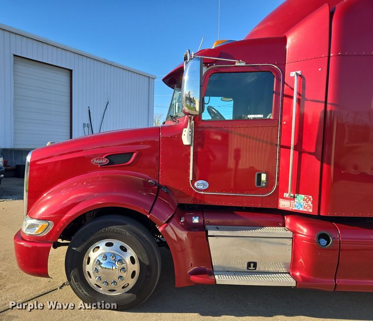 image for item EQ3577 2013 Peterbilt 386 semi truck