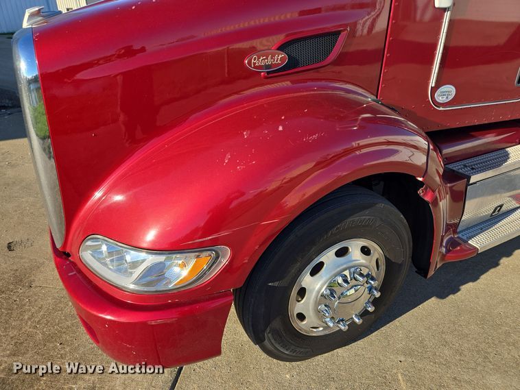 image for item EQ3577 2013 Peterbilt 386 semi truck