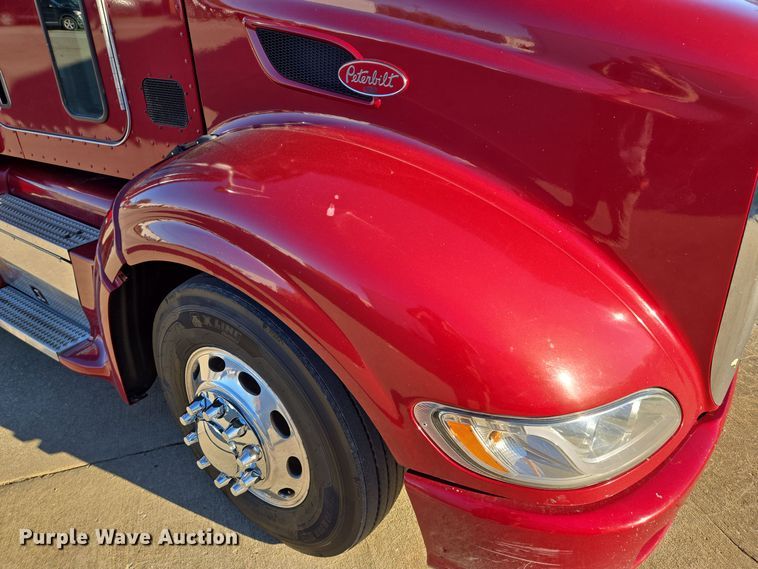 image for item EQ3577 2013 Peterbilt 386 semi truck