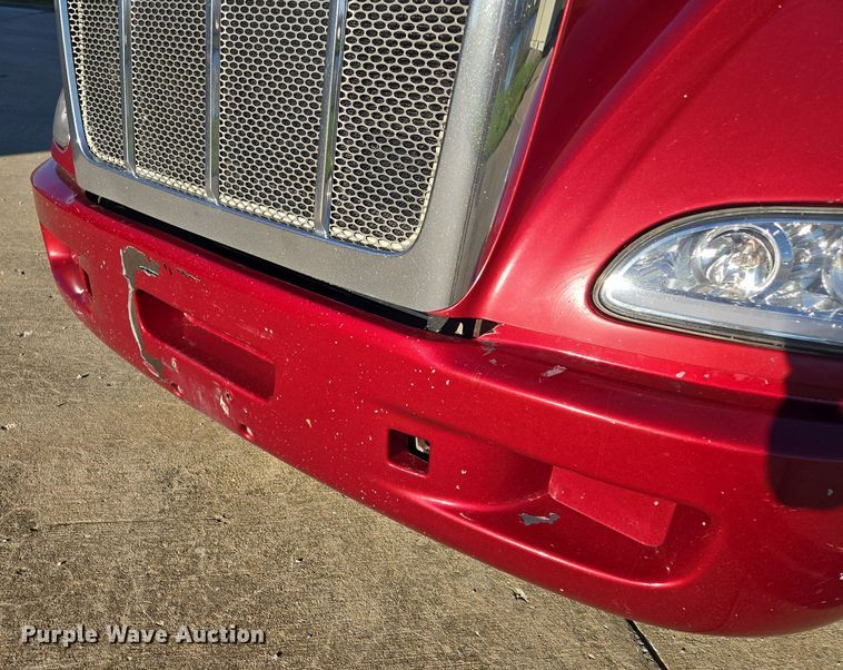 image for item EQ3577 2013 Peterbilt 386 semi truck