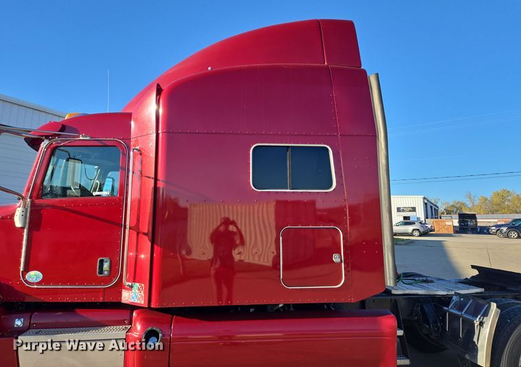 image for item EQ3577 2013 Peterbilt 386 semi truck