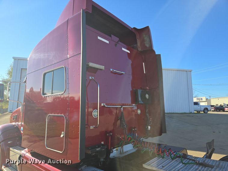 image for item EQ3577 2013 Peterbilt 386 semi truck