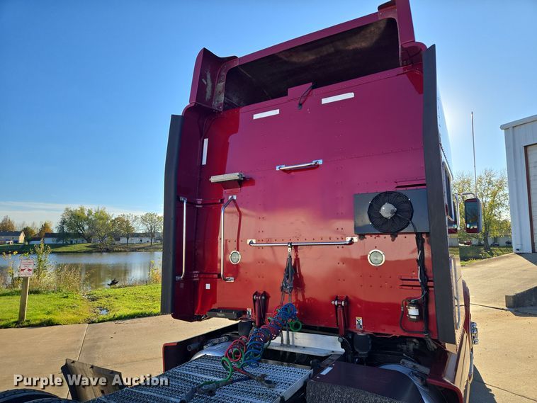 image for item EQ3577 2013 Peterbilt 386 semi truck