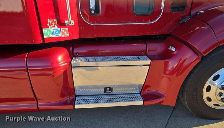 image for item EQ3577 2013 Peterbilt 386 semi truck