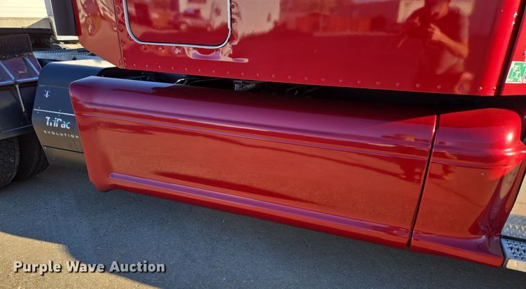 image for item EQ3577 2013 Peterbilt 386 semi truck