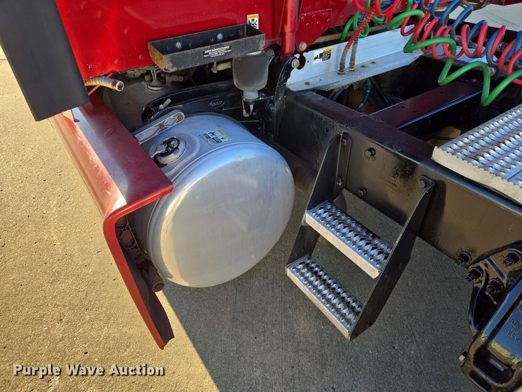 image for item EQ3577 2013 Peterbilt 386 semi truck