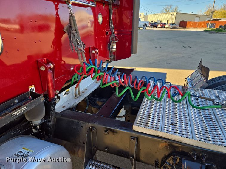 image for item EQ3577 2013 Peterbilt 386 semi truck