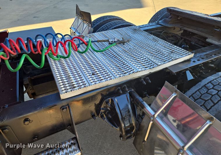 image for item EQ3577 2013 Peterbilt 386 semi truck