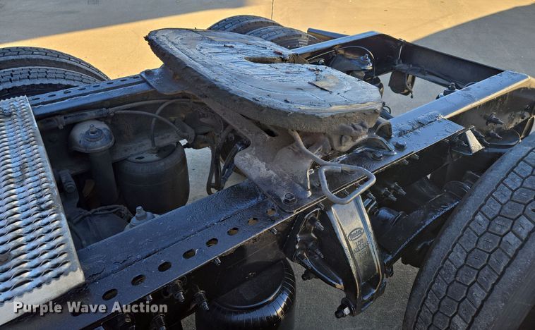 image for item EQ3577 2013 Peterbilt 386 semi truck