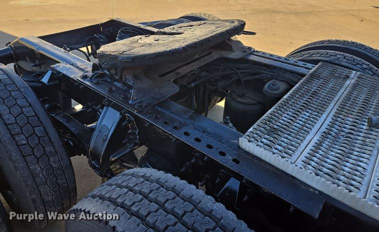 image for item EQ3577 2013 Peterbilt 386 semi truck