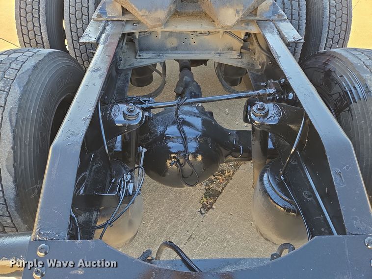 image for item EQ3577 2013 Peterbilt 386 semi truck