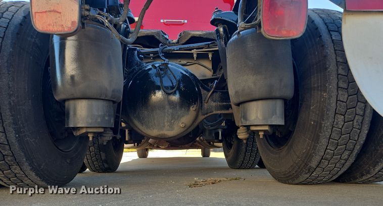 image for item EQ3577 2013 Peterbilt 386 semi truck