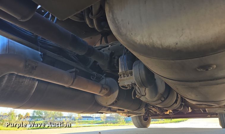 image for item EQ3577 2013 Peterbilt 386 semi truck