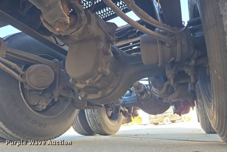 image for item EQ3577 2013 Peterbilt 386 semi truck