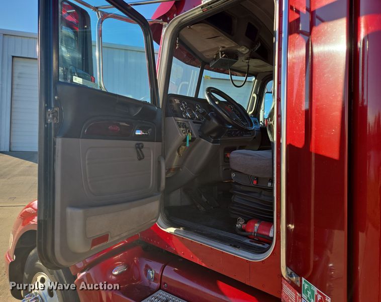 image for item EQ3577 2013 Peterbilt 386 semi truck