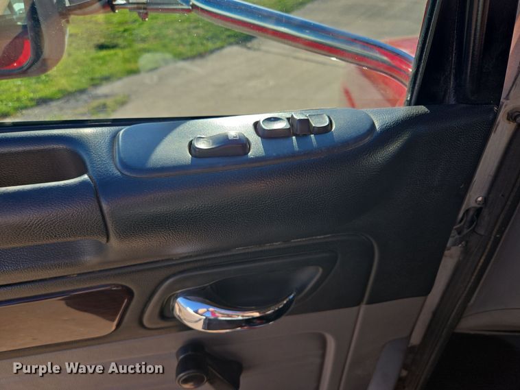 image for item EQ3577 2013 Peterbilt 386 semi truck