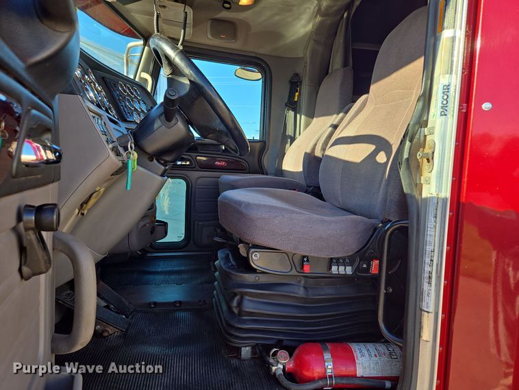 image for item EQ3577 2013 Peterbilt 386 semi truck