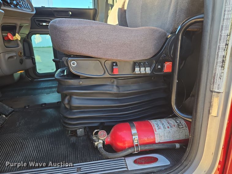 image for item EQ3577 2013 Peterbilt 386 semi truck