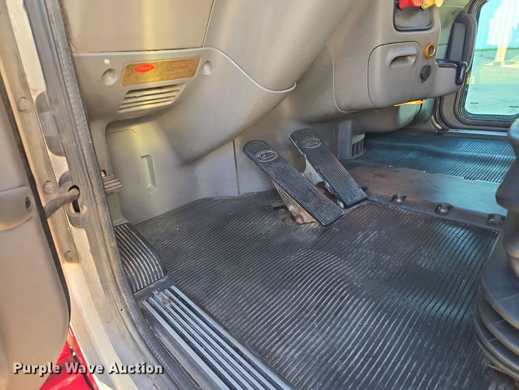 image for item EQ3577 2013 Peterbilt 386 semi truck