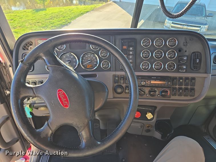 image for item EQ3577 2013 Peterbilt 386 semi truck