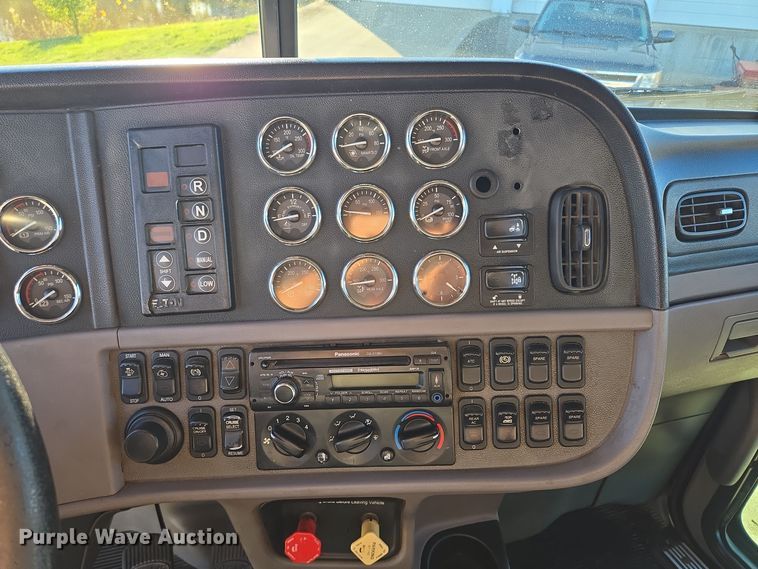 image for item EQ3577 2013 Peterbilt 386 semi truck