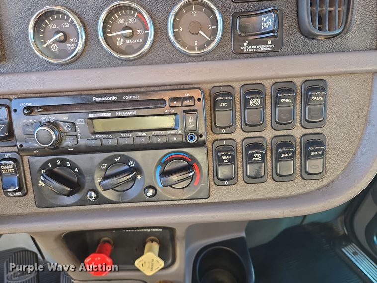 image for item EQ3577 2013 Peterbilt 386 semi truck