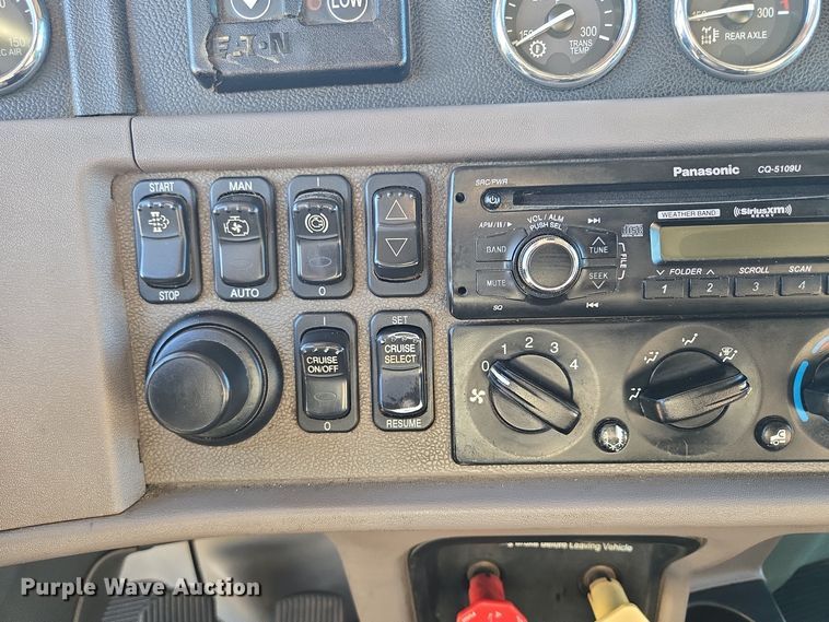 image for item EQ3577 2013 Peterbilt 386 semi truck