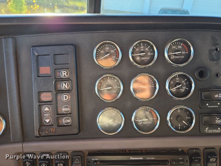 image for item EQ3577 2013 Peterbilt 386 semi truck