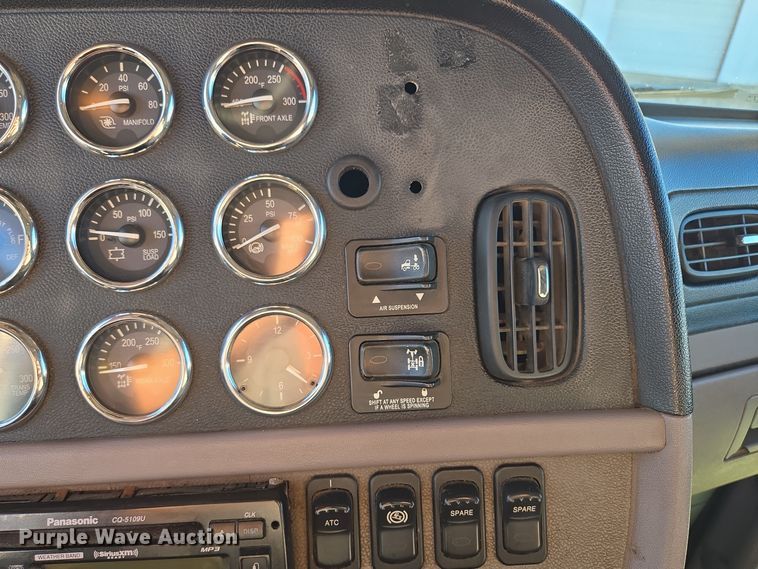 image for item EQ3577 2013 Peterbilt 386 semi truck