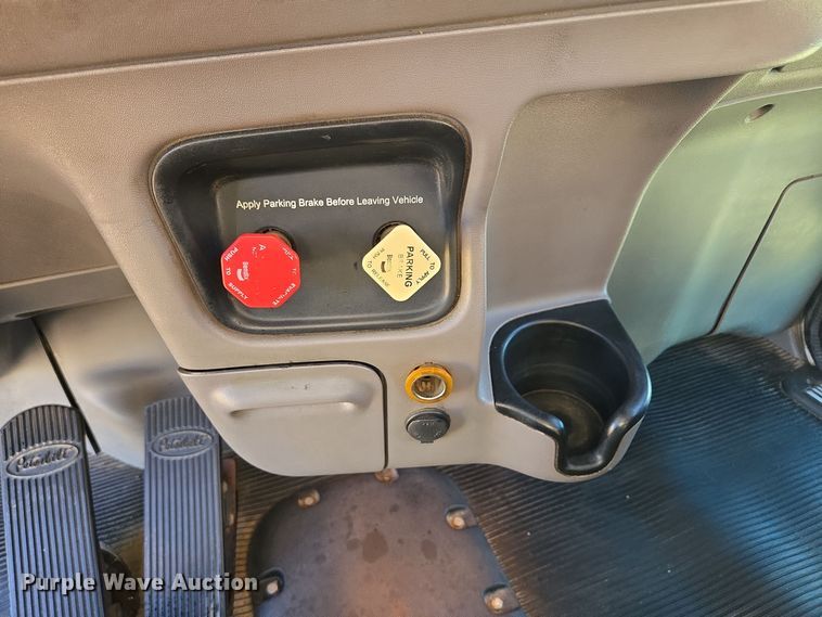 image for item EQ3577 2013 Peterbilt 386 semi truck