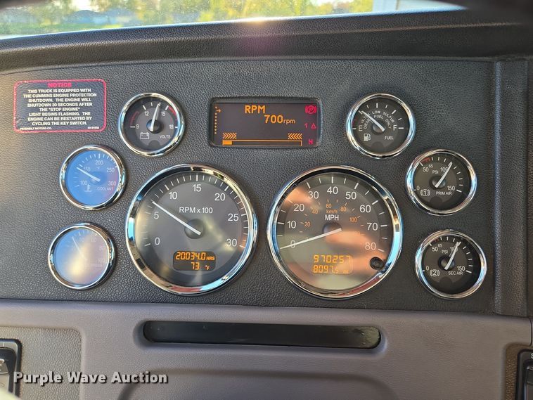 image for item EQ3577 2013 Peterbilt 386 semi truck