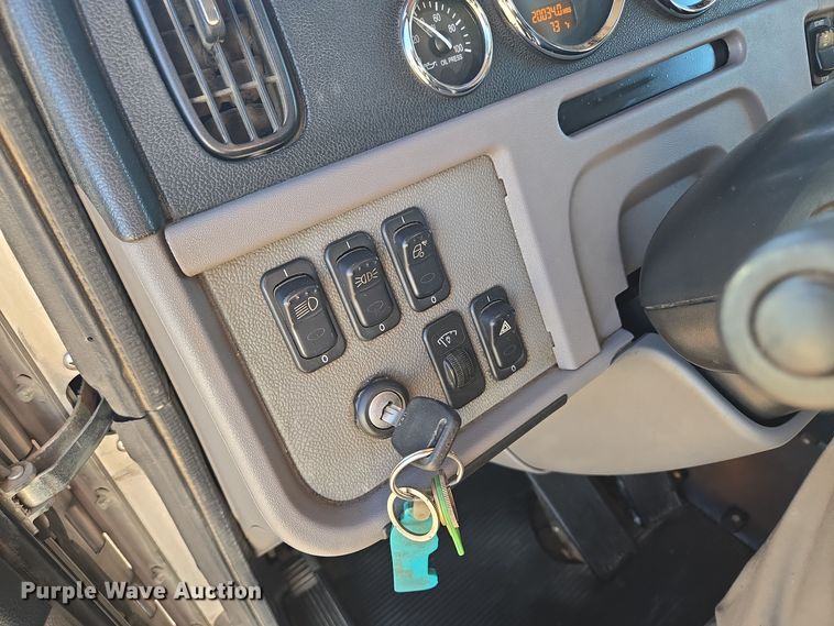 image for item EQ3577 2013 Peterbilt 386 semi truck