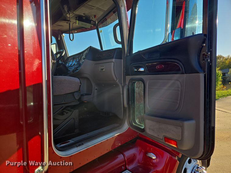 image for item EQ3577 2013 Peterbilt 386 semi truck