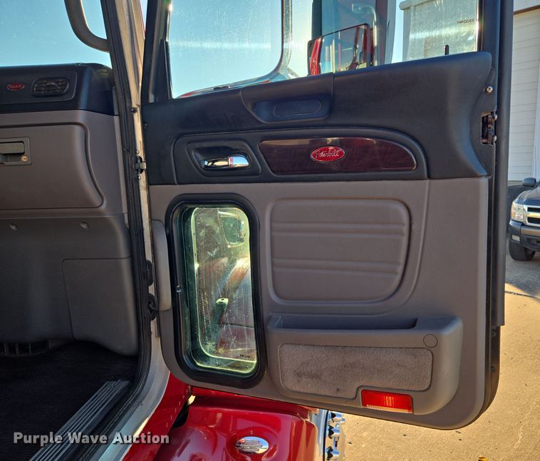 image for item EQ3577 2013 Peterbilt 386 semi truck