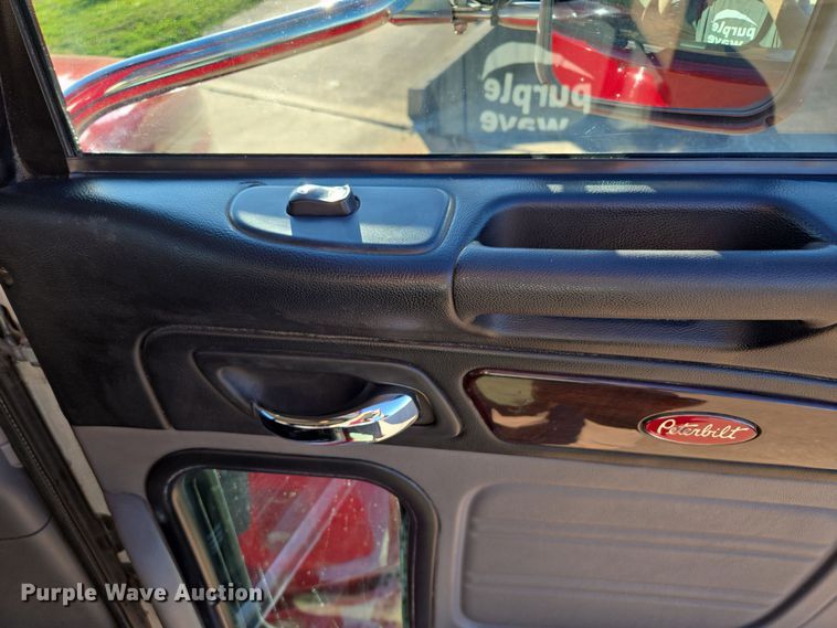 image for item EQ3577 2013 Peterbilt 386 semi truck