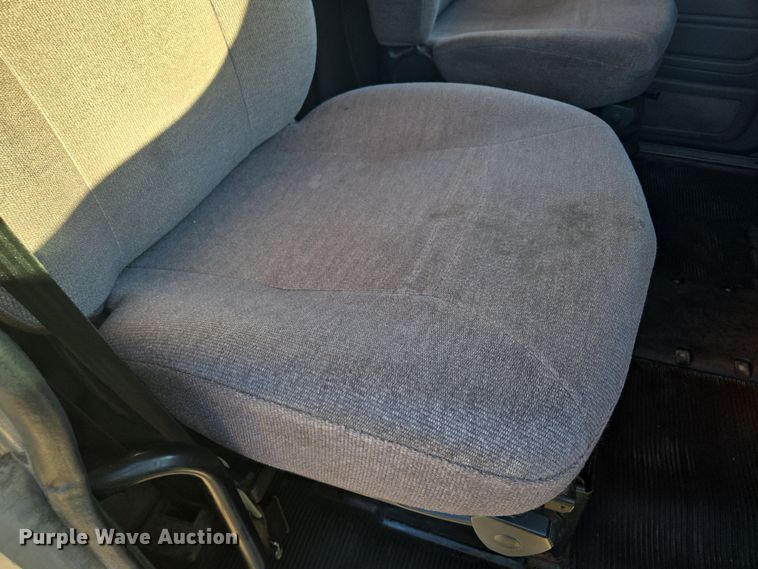 image for item EQ3577 2013 Peterbilt 386 semi truck