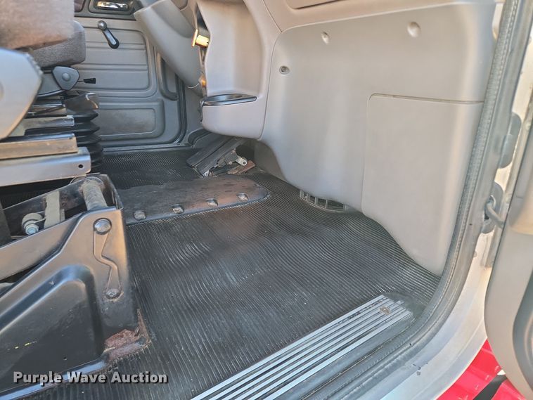 image for item EQ3577 2013 Peterbilt 386 semi truck