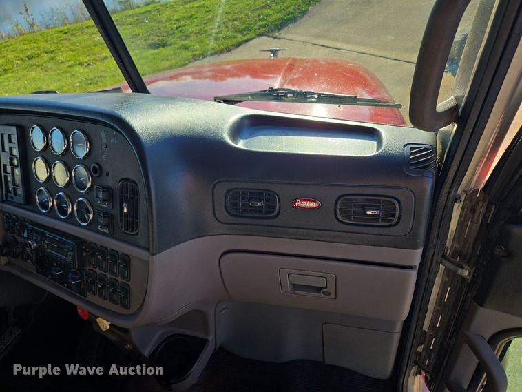 image for item EQ3577 2013 Peterbilt 386 semi truck