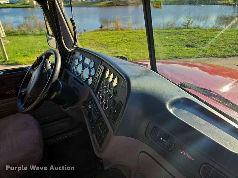 image for item EQ3577 2013 Peterbilt 386 semi truck